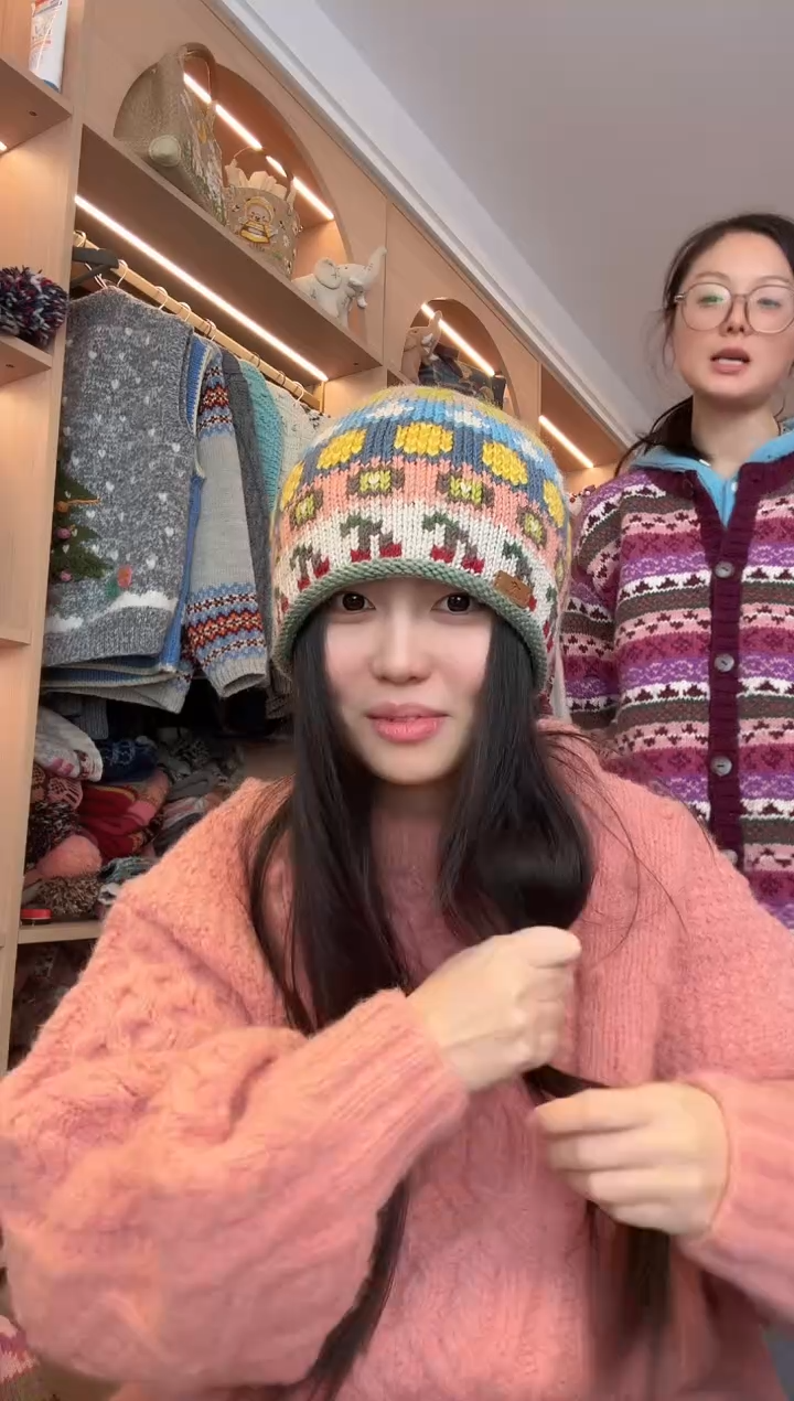 羊毛樱桃卷边羊毛帽