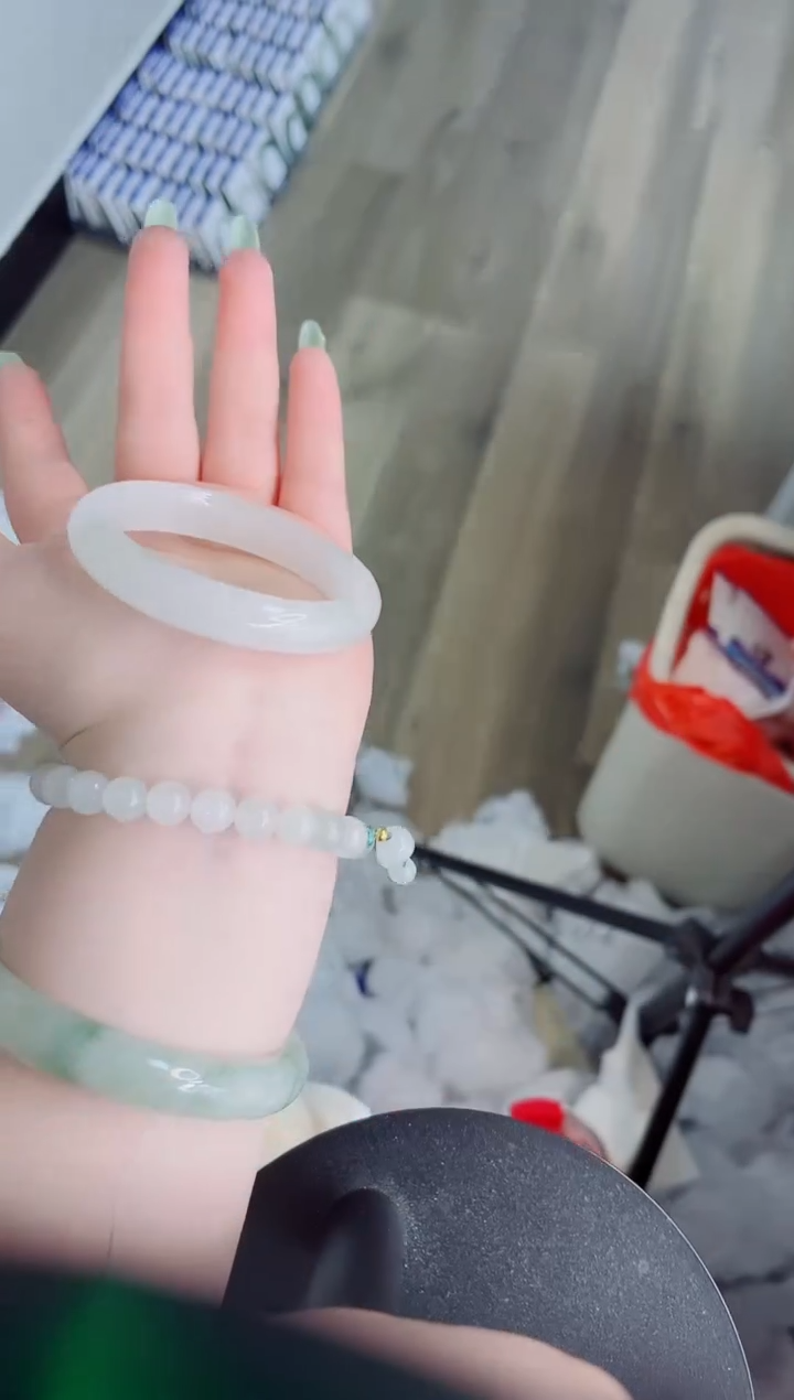 【闪购商品】石英质玉手镯未镶嵌a115