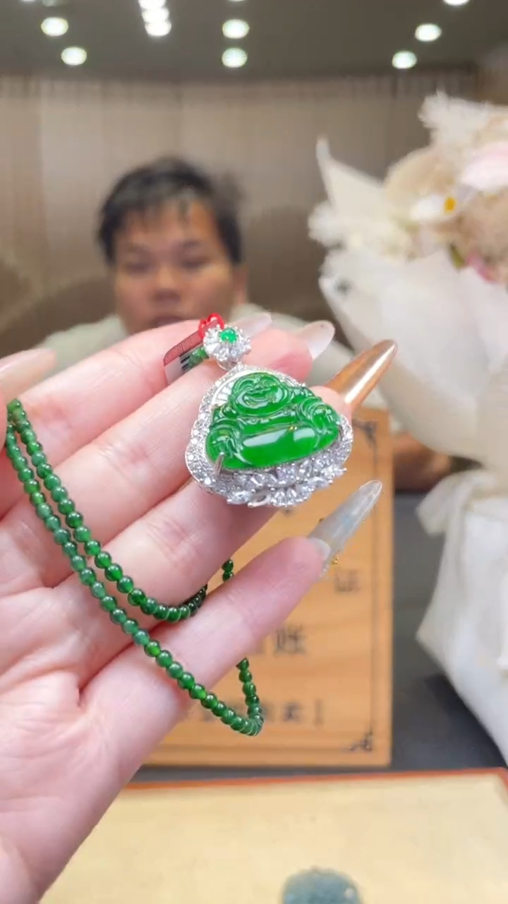 翡翠未镶嵌颈饰        *93