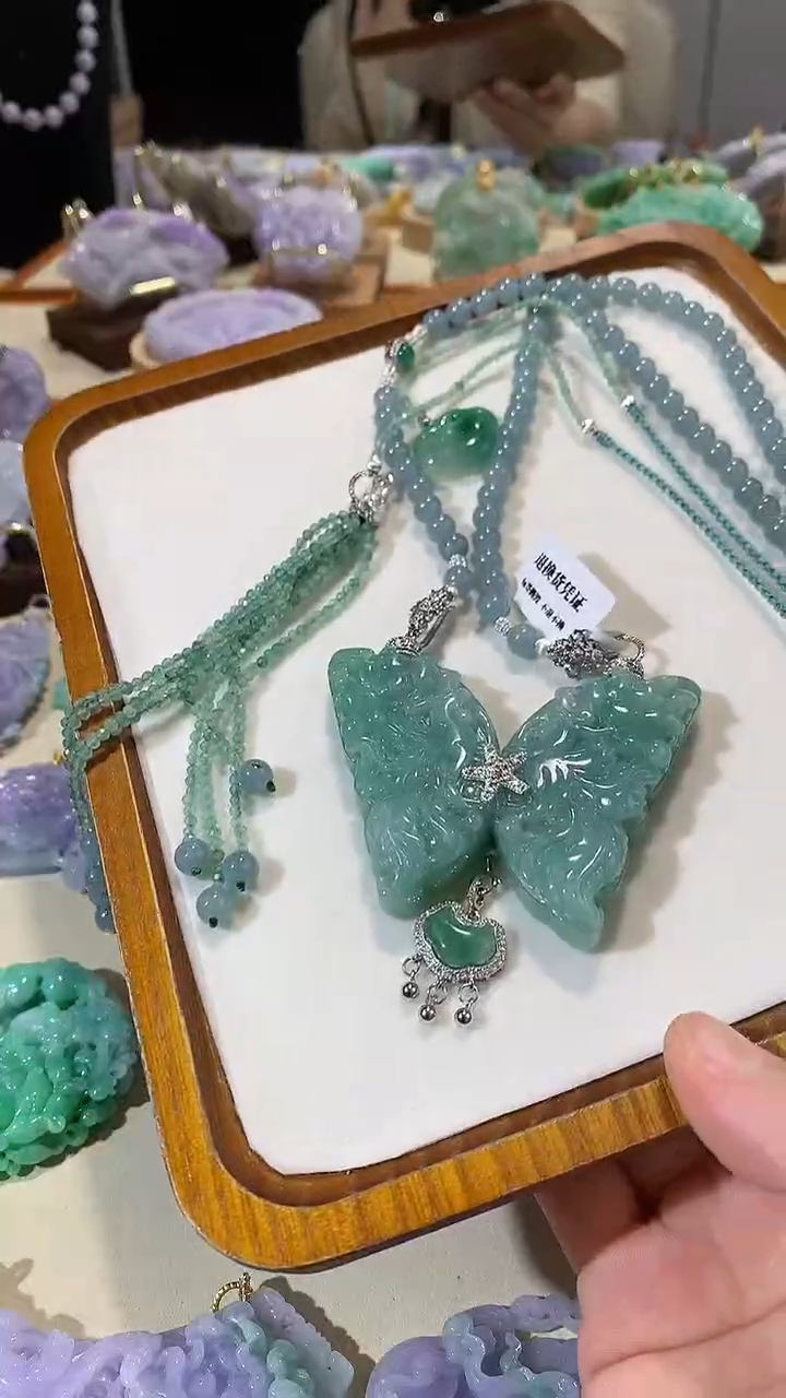 颈饰未镶嵌翡翠吊坠