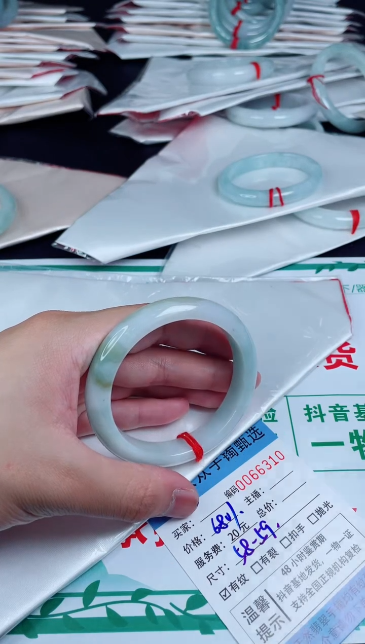 翡翠手镯未镶嵌翡翠手镯
