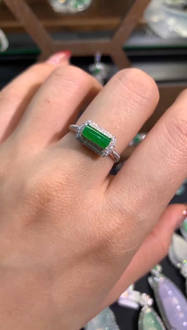 【闪购商品】翡翠吊坠(不含链)18K金镶嵌戒指