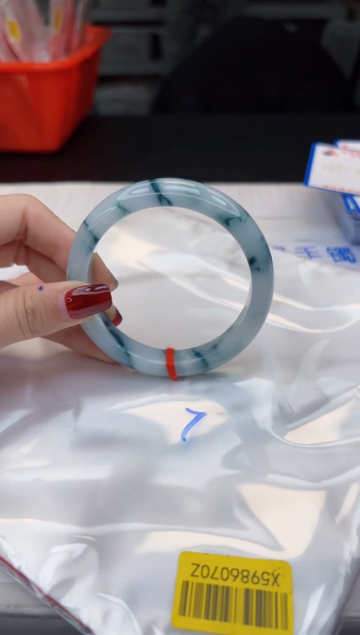 【闪购商品】翡翠手镯未镶嵌，手镯均需要有包容心