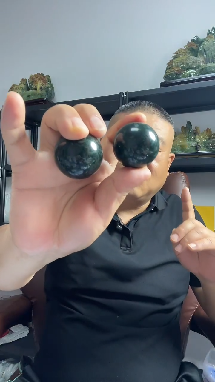蛇纹石玉未镶嵌手球一对