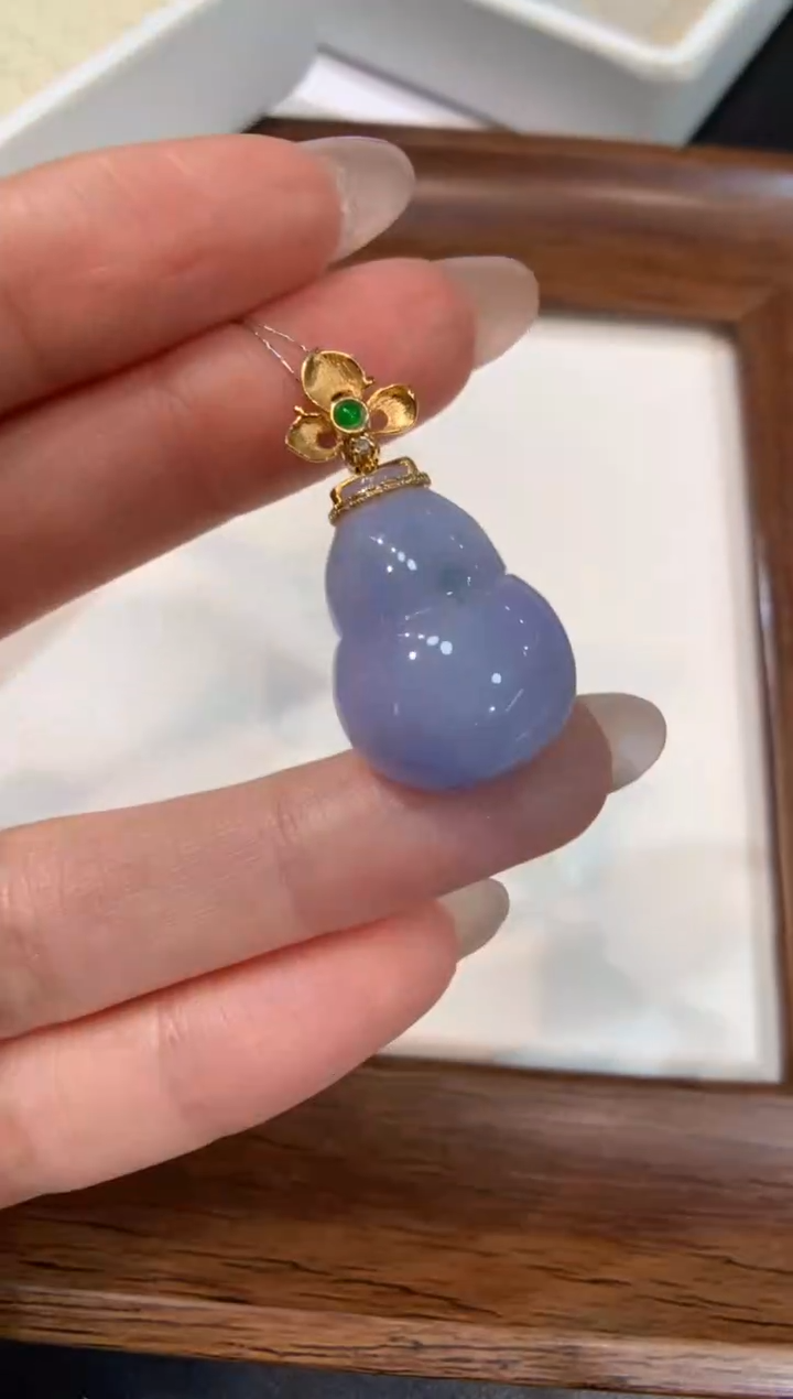 颈饰18K金镶嵌翡翠葫芦