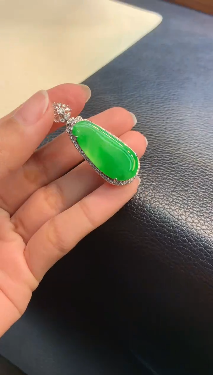 颈饰18K金镶嵌翡翠x**o1