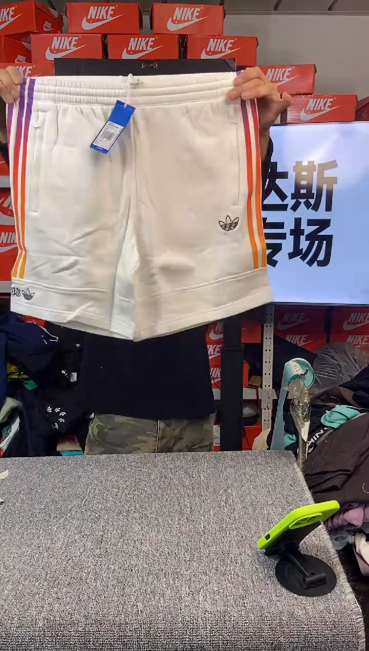 209编码 阿迪达斯 全新无暇 尺码170M 直播间过款为准