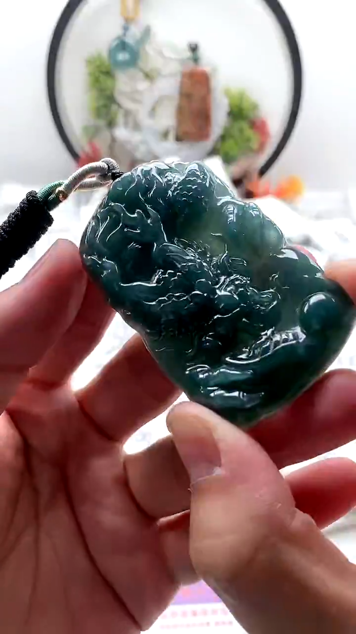 颈饰未镶嵌翡翠龙牌