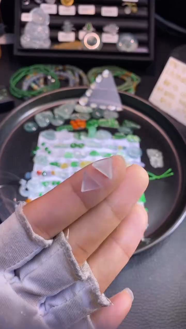 【闪购商品】翡翠挂件未镶嵌切割