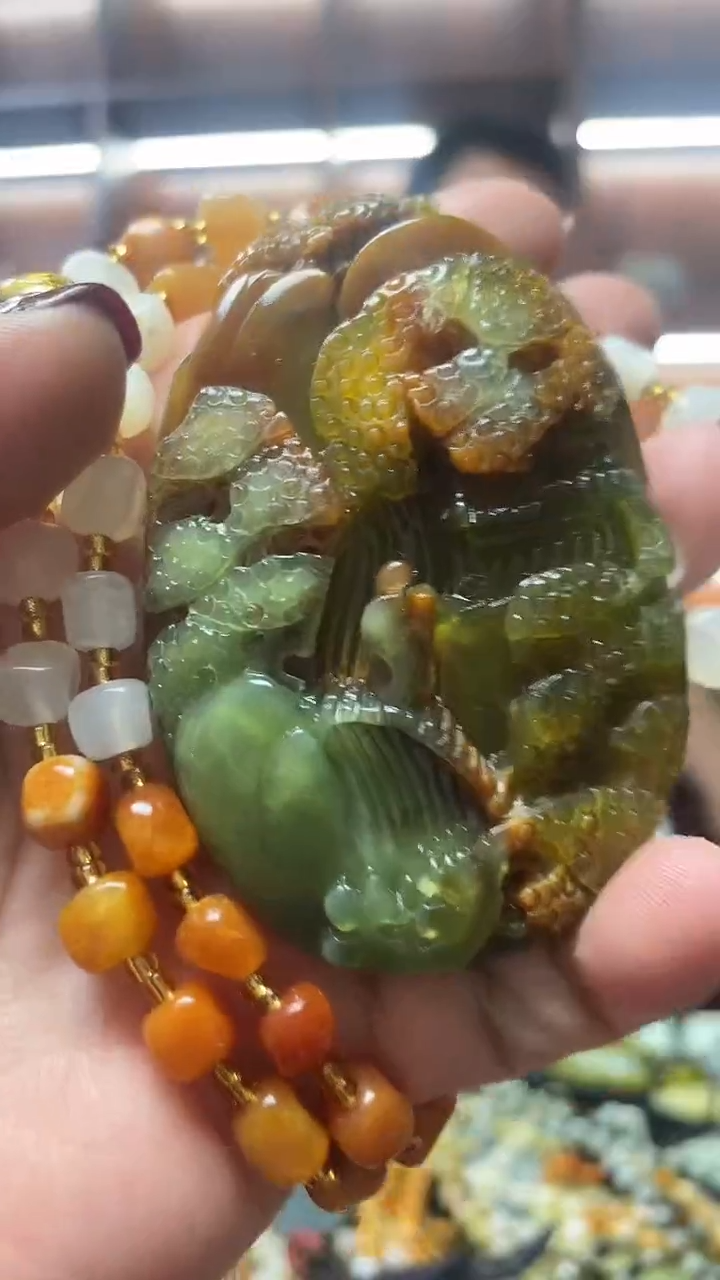 未镶嵌蛇纹石玉吊坠     