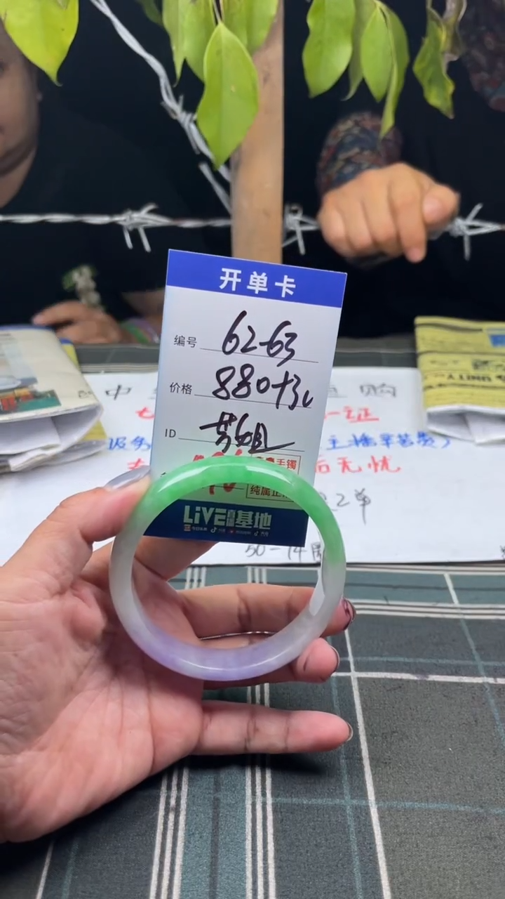 无非金属缅区原矿手镯手工艺现场