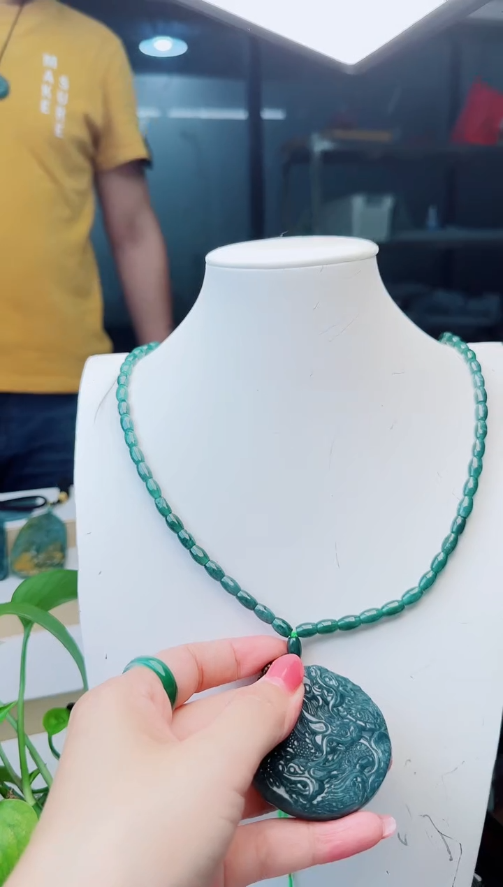 翡翠未镶嵌颈饰多样性发货其中一件