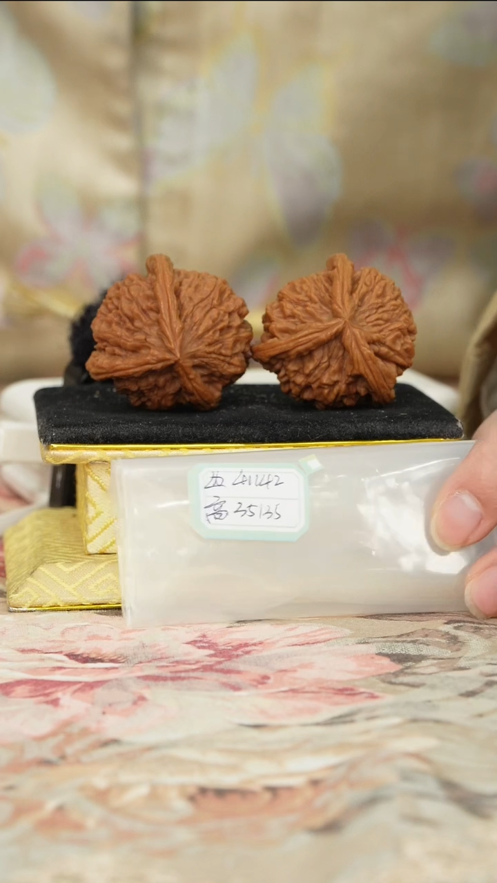 【闪购商品】文玩核桃把件红狮子头四棱