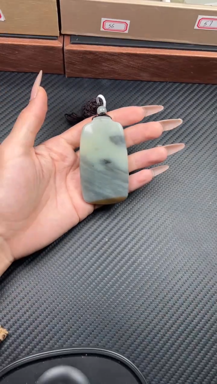 吊坠(赠链)未镶嵌和田玉若羌微色差吊坠