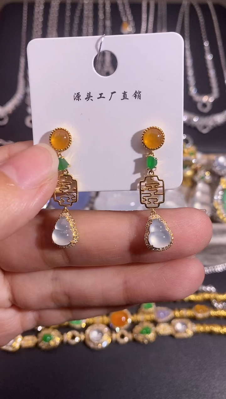 颈饰18K金镶嵌翡翠耳饰