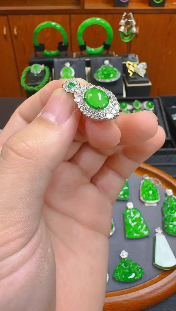 【闪购商品】翡翠吊坠(赠链)未镶嵌天然A货翡翠