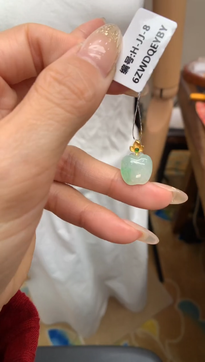 【闪购商品】翡翠颈饰18K金镶嵌苹果
