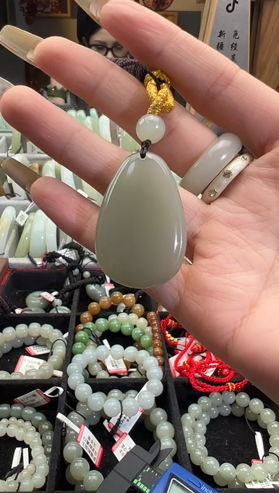 【闪购商品】和田玉吊坠(赠链)未镶嵌且末料青白玉随形牌