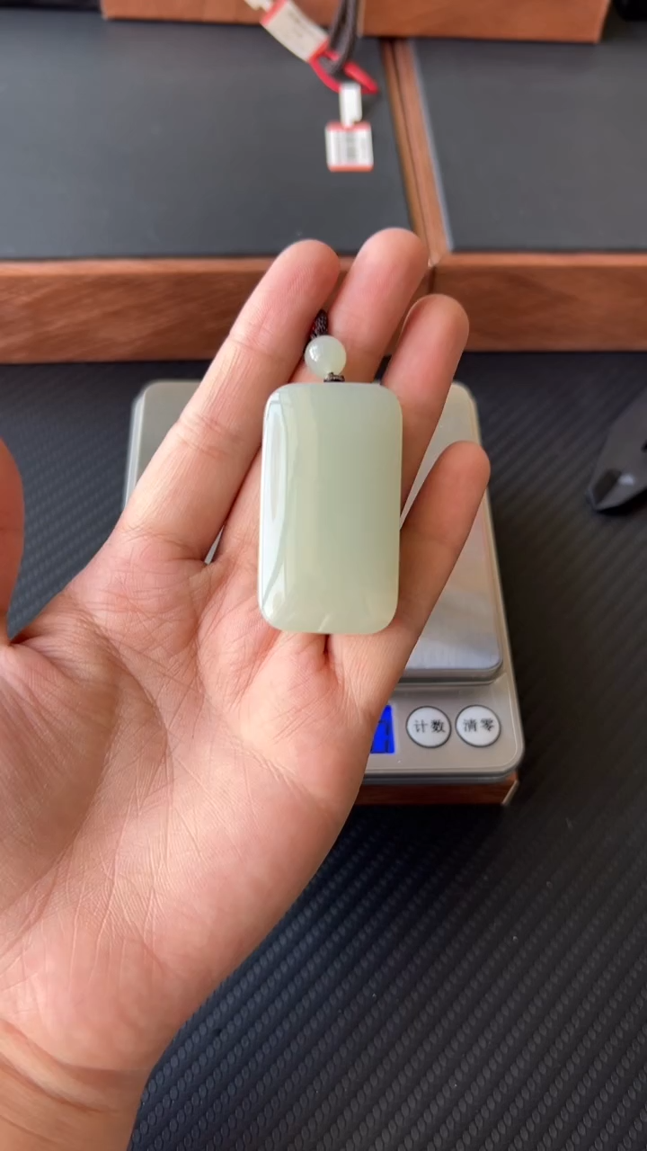 【闪购商品】和田玉吊坠(赠链)未镶嵌且末微色差近矿