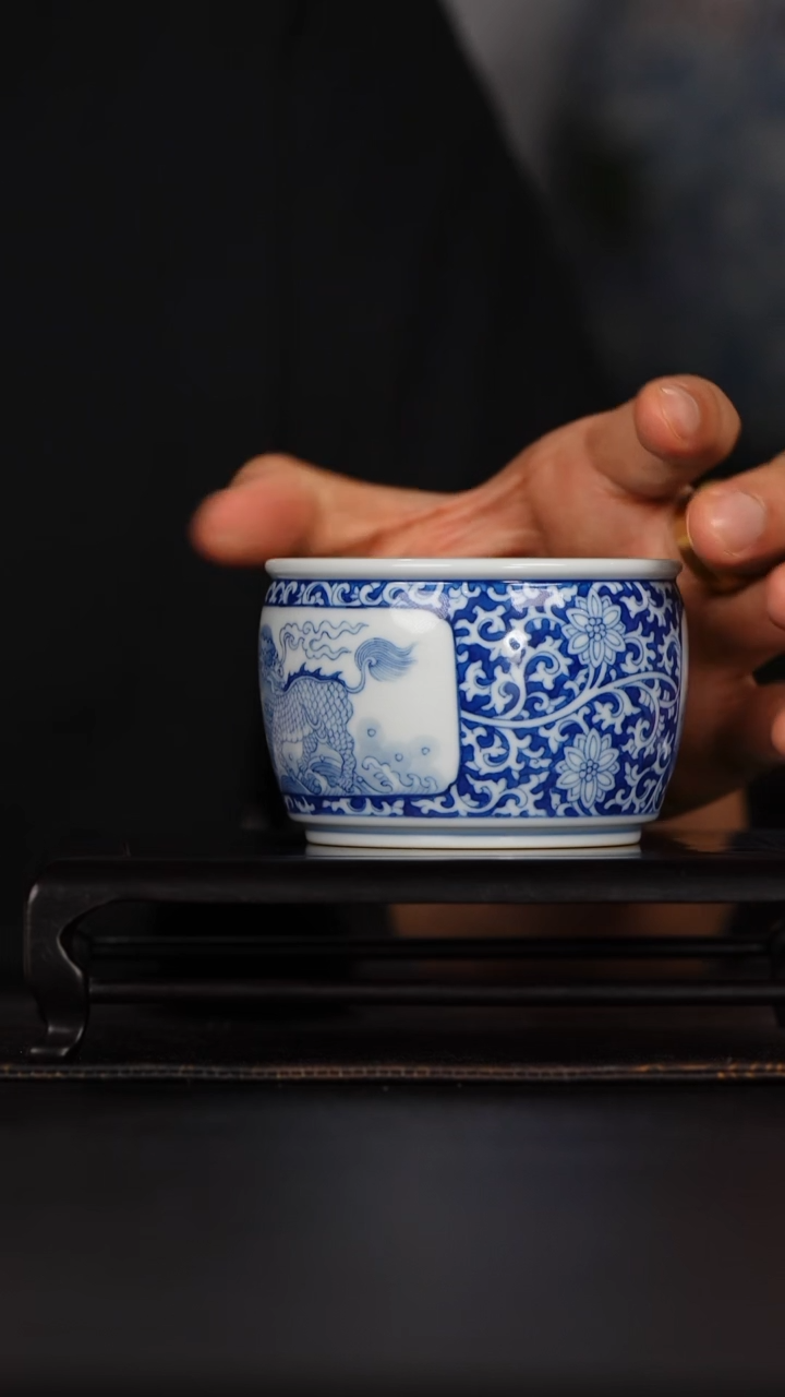 涂杏花青花开窗麒麟纹缸杯