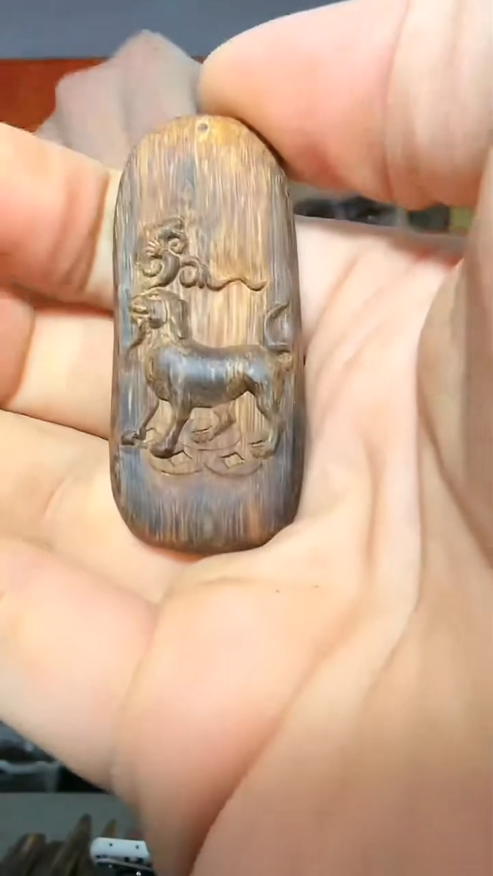 沉香吊坠99号红土双面雕羊多样性发一
