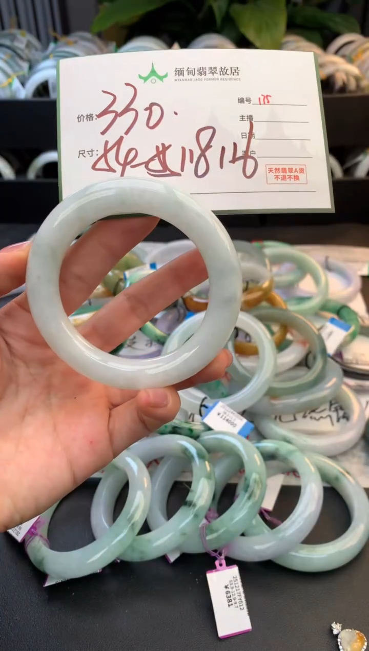 未镶嵌定制翡翠毛货需精细抛光+多人