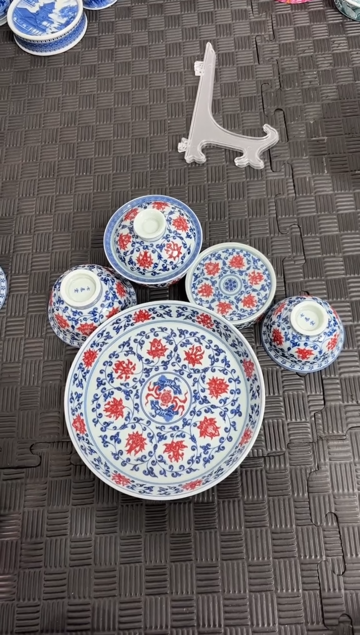 盖碗瓷B****。景德镇陶瓷茶具永乐青花釉里红缠枝莲套组