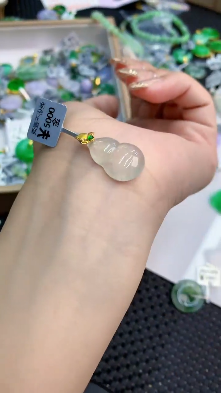 翡翠18K金镶嵌颈饰             8