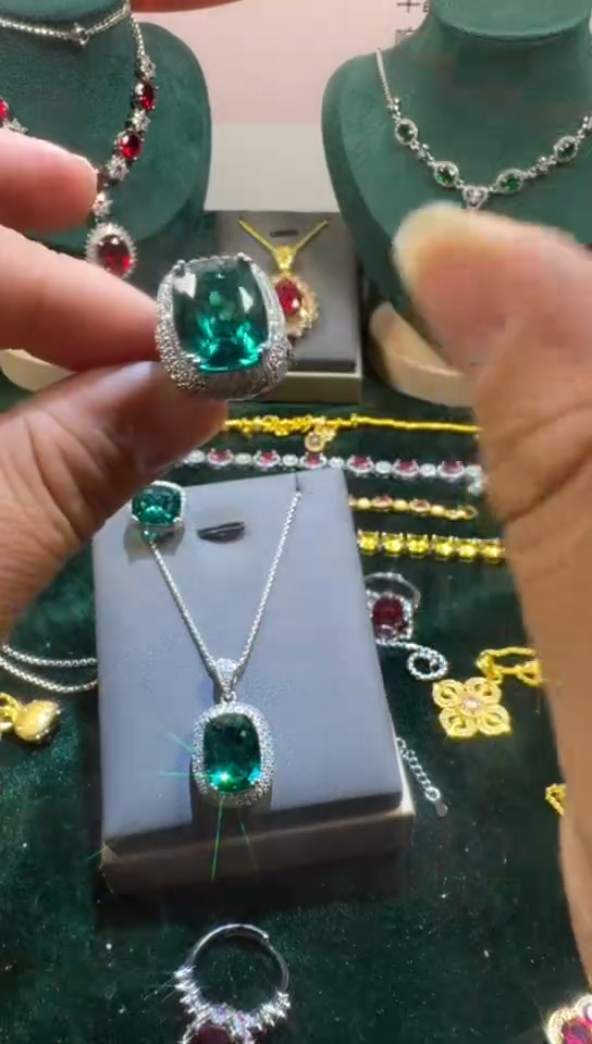 18K金镶嵌戒指祖母绿1