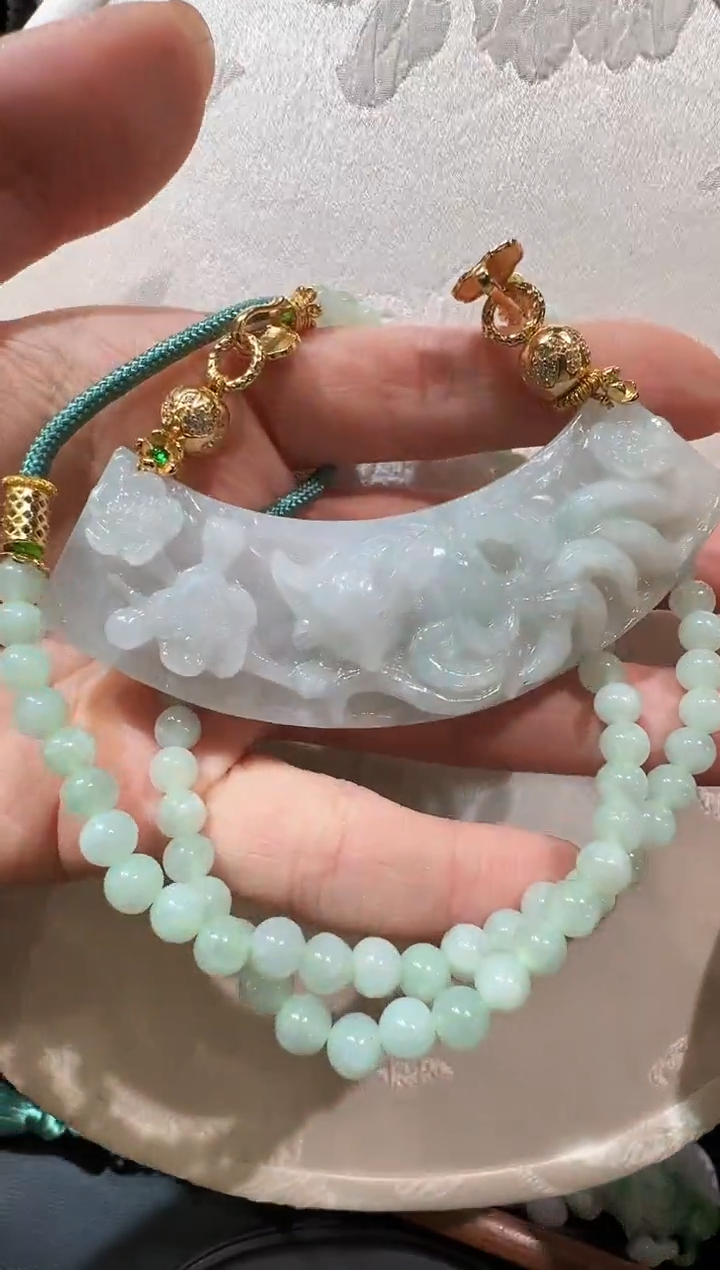 翡翠未镶嵌颈饰国风