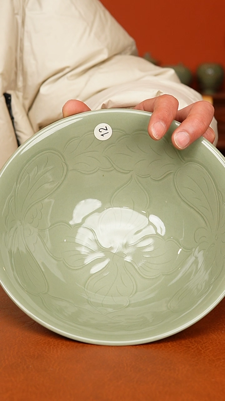 洁*德越窑秘色瓷荷叶纹碗二级品