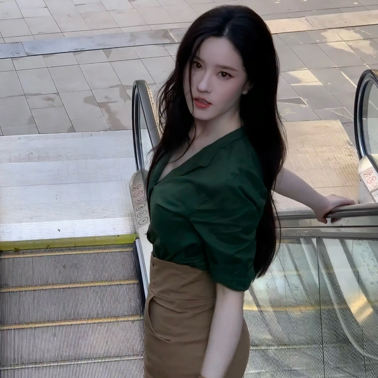 高级感气质绿色长袖衬衫女2025新款复古港风宽松百搭小衫