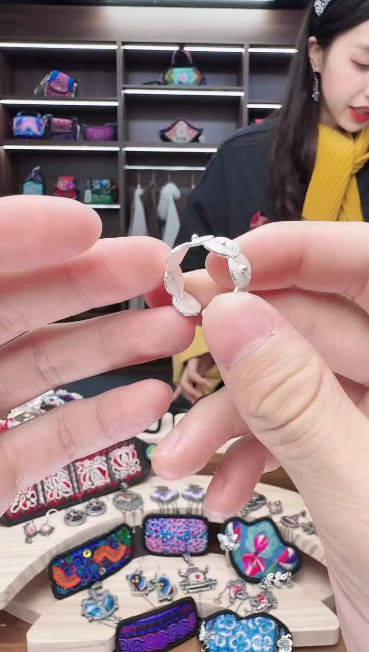 织绣67蒙阿苏苗绣传承店