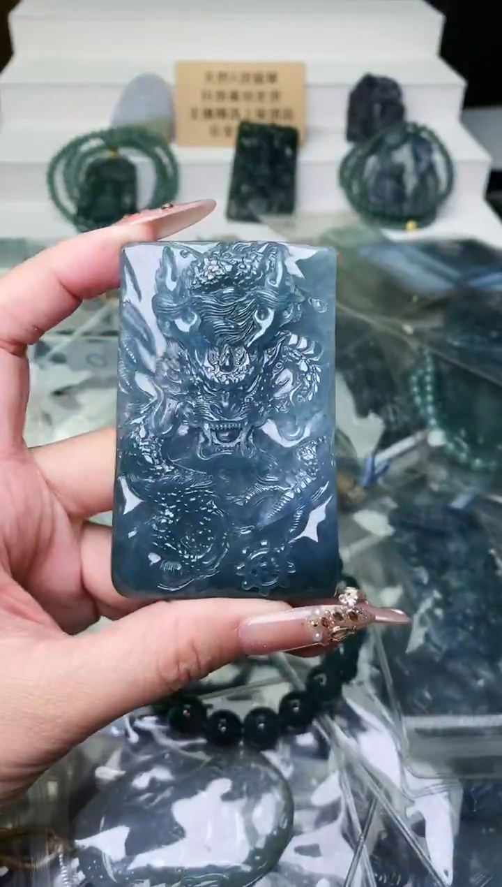 颈饰未镶嵌翡翠 