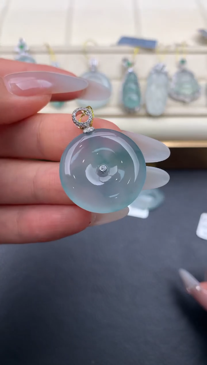 翡翠18K金镶嵌颈饰A540     