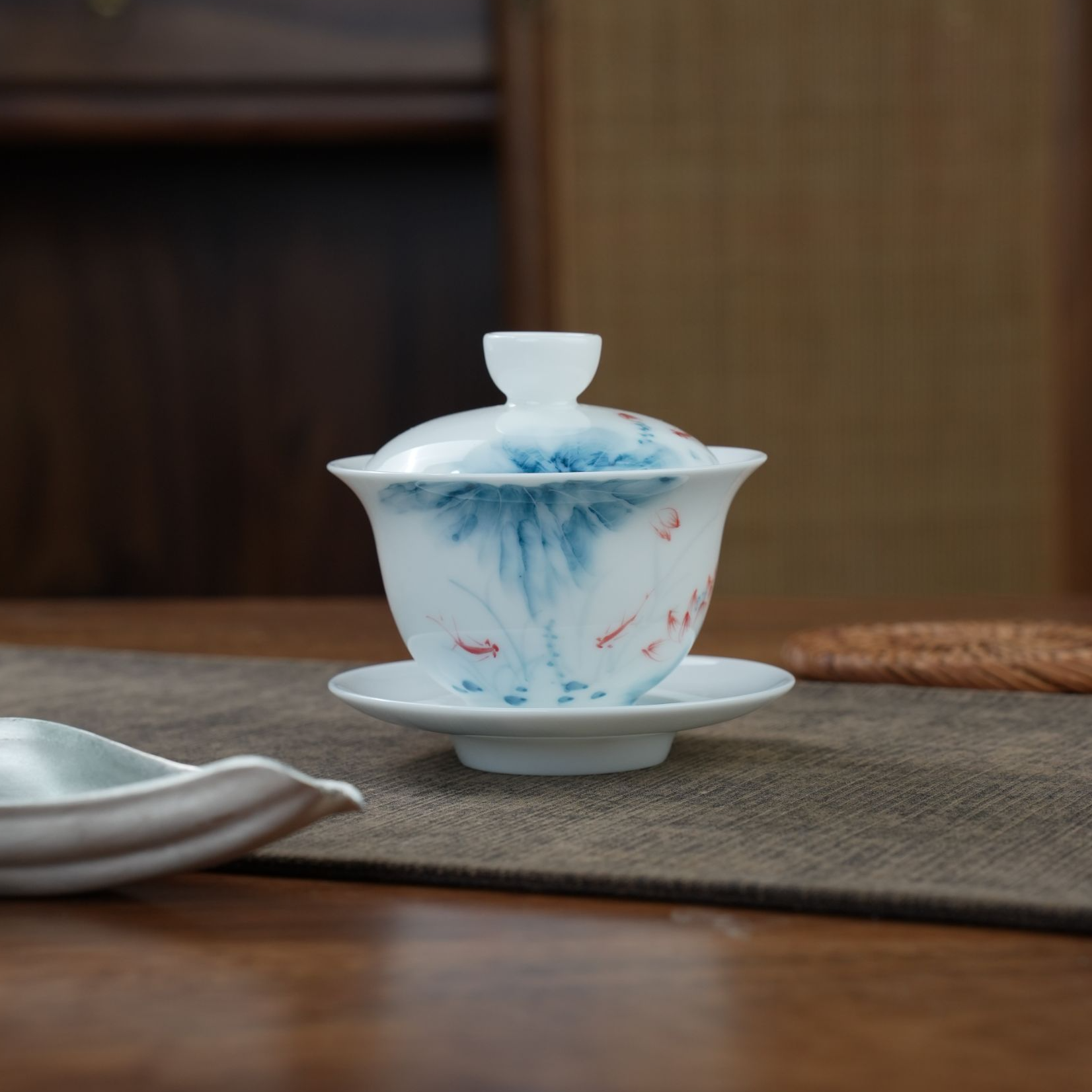 纯手绘羊脂玉釉下彩茶盖碗150ml蓝莲三才瓷盖碗