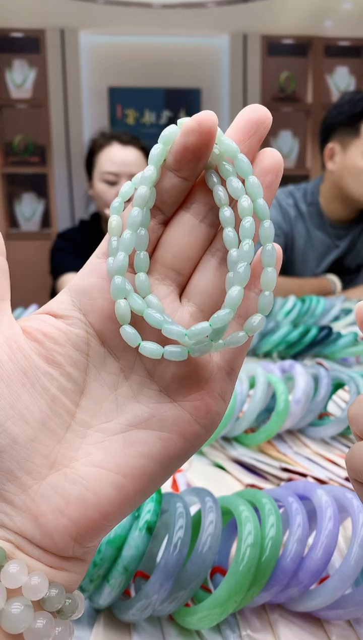 翡翠未镶嵌颈饰多样性发其一