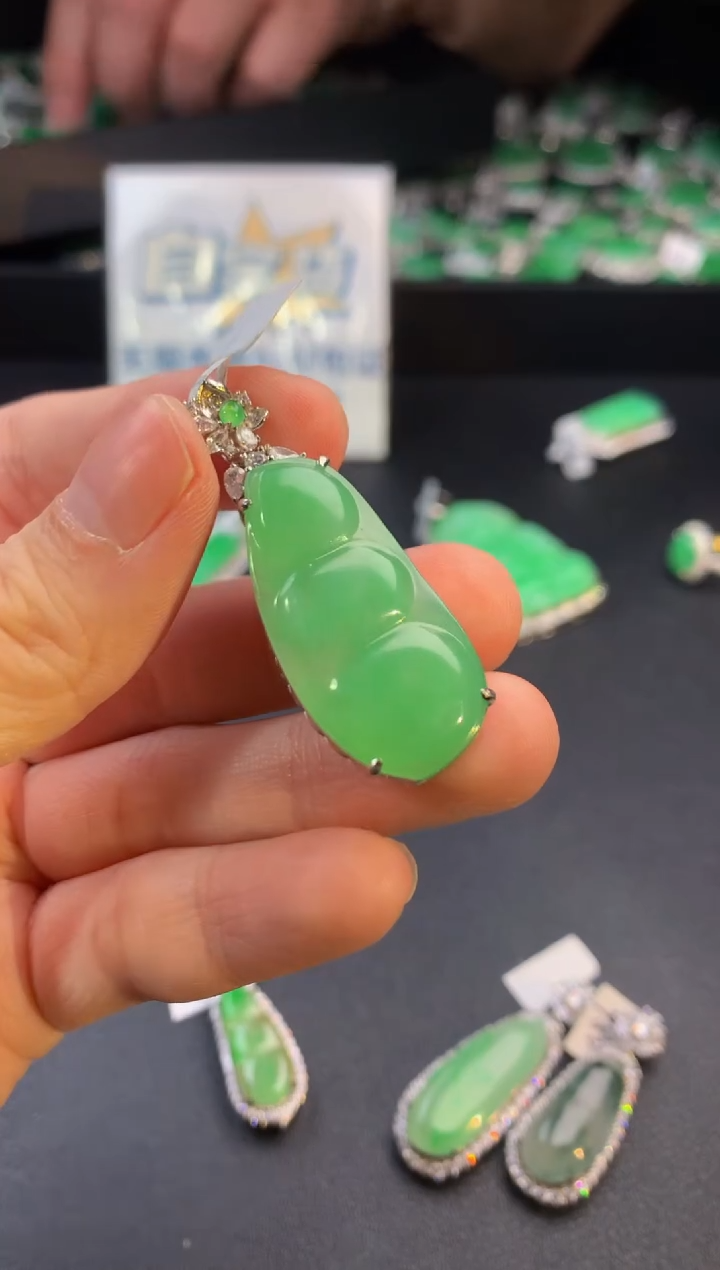 翡翠银S925镶嵌颈饰翡翠