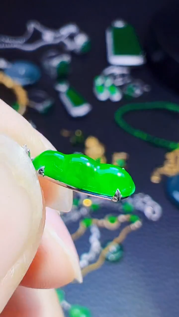 颈饰18K金镶嵌翡翠夏****?翡翠