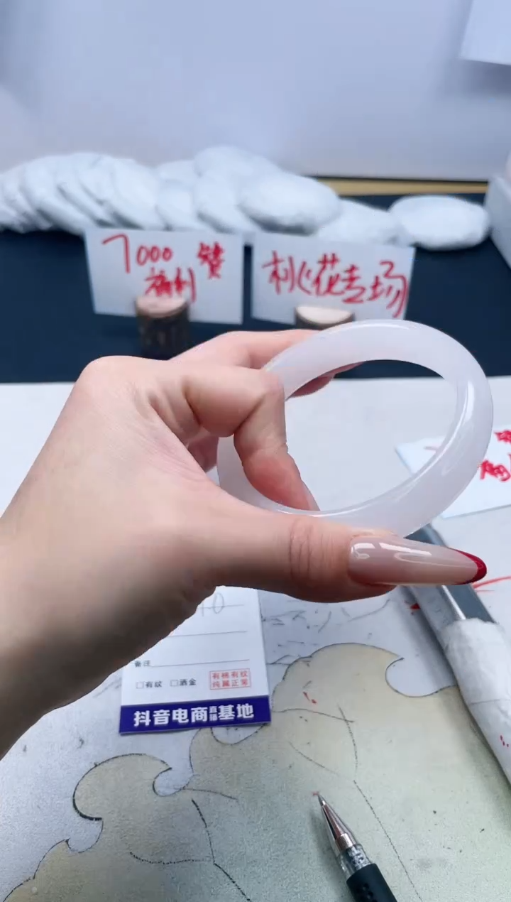 【闪购商品】石英质玉手镯未镶嵌65/61