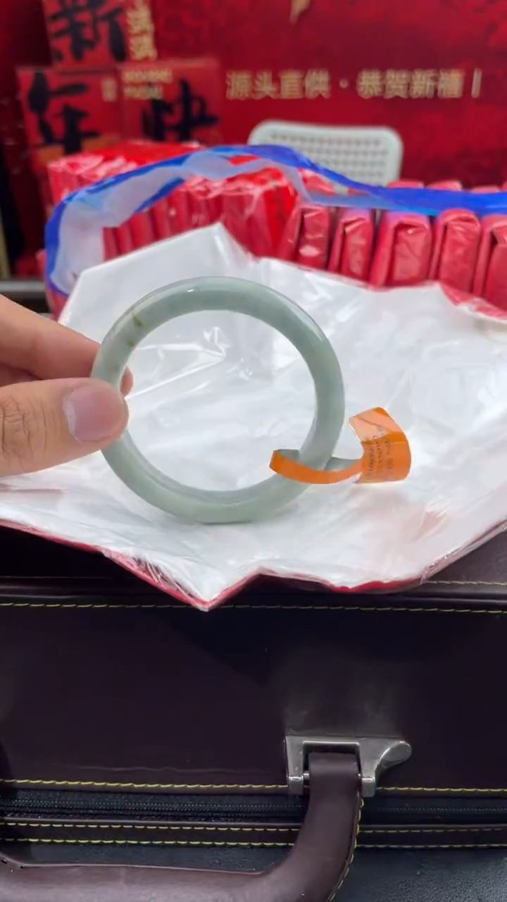 【闪购商品】翡翠手镯未镶嵌17翡翠手镯（微瑕）