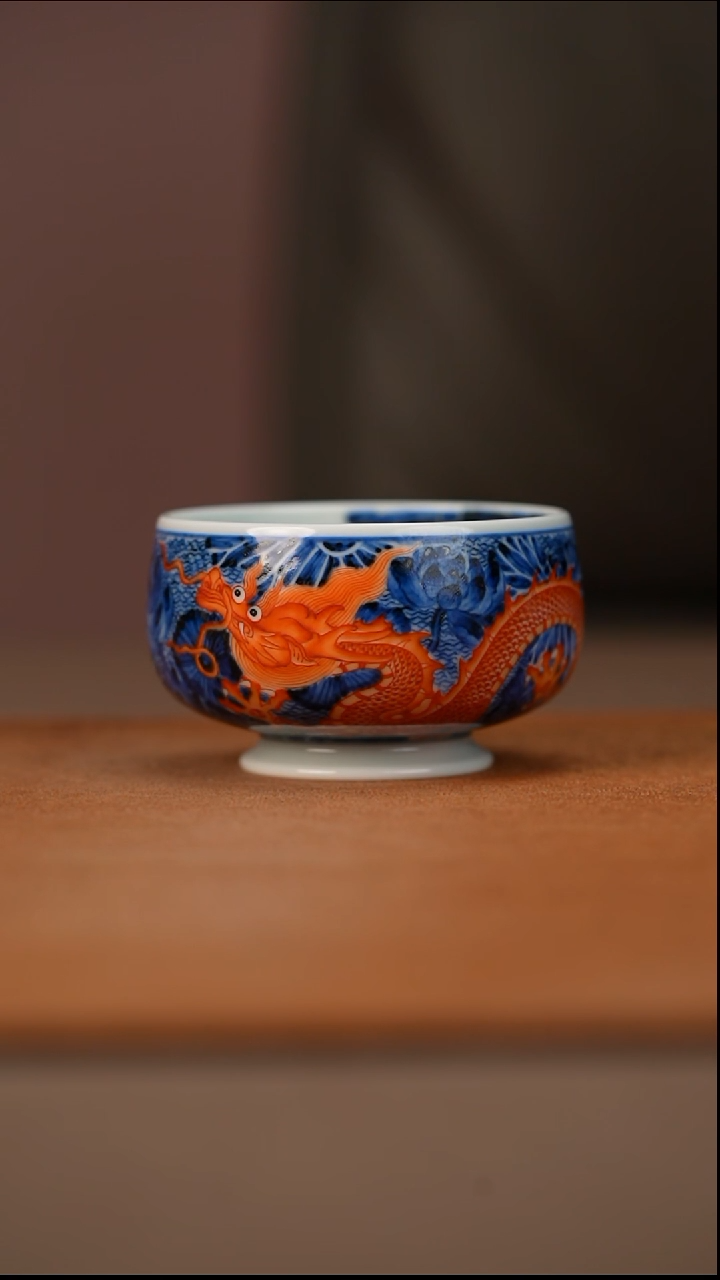 陶瓷又见春风青花矾红龙穿花圆融杯