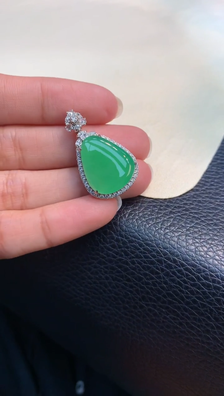 颈饰18K金镶嵌翡翠1