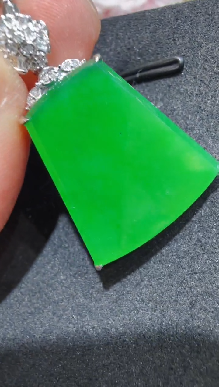 吊坠(不含链)18K金镶嵌翡翠地蛋