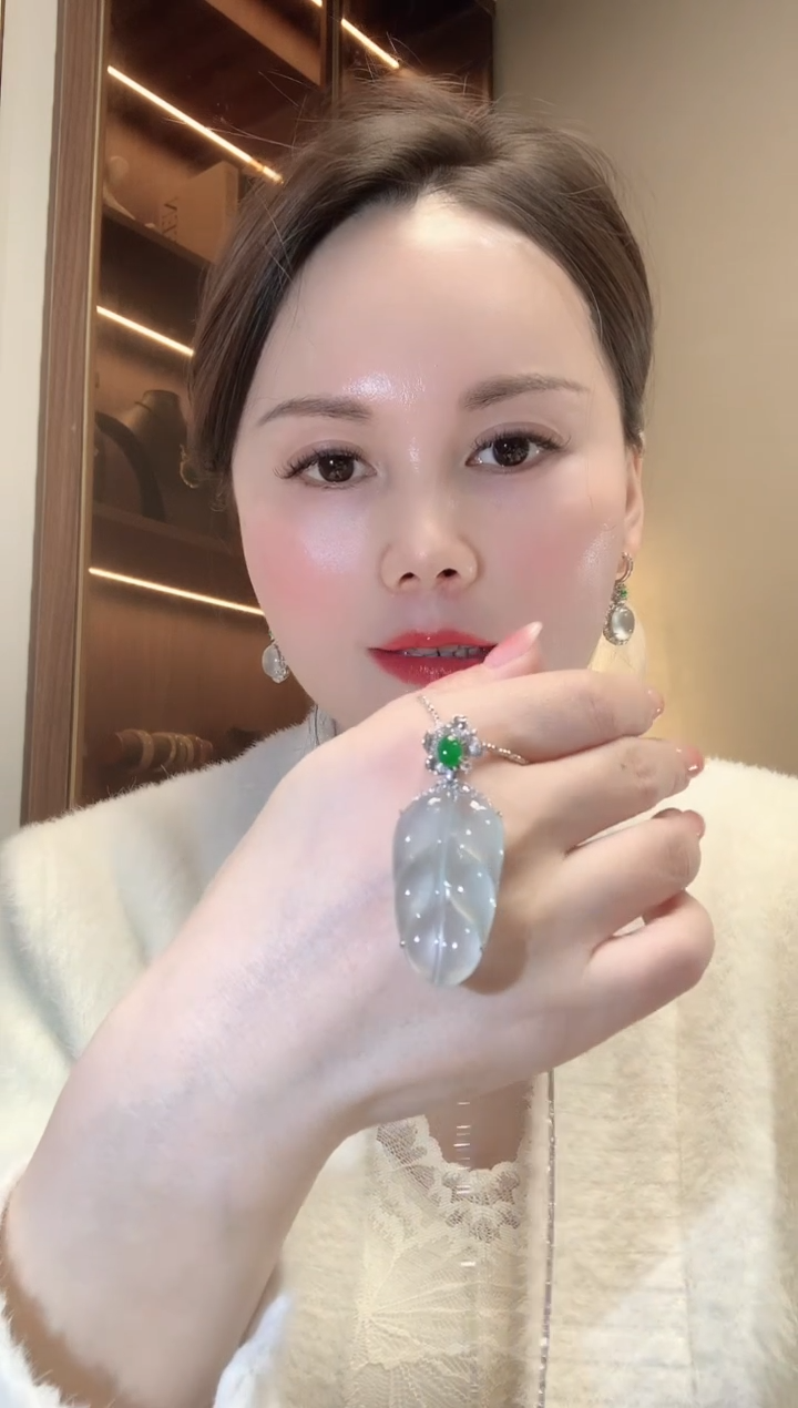 【闪购商品】翡翠吊坠(不含链)18K金镶嵌D38