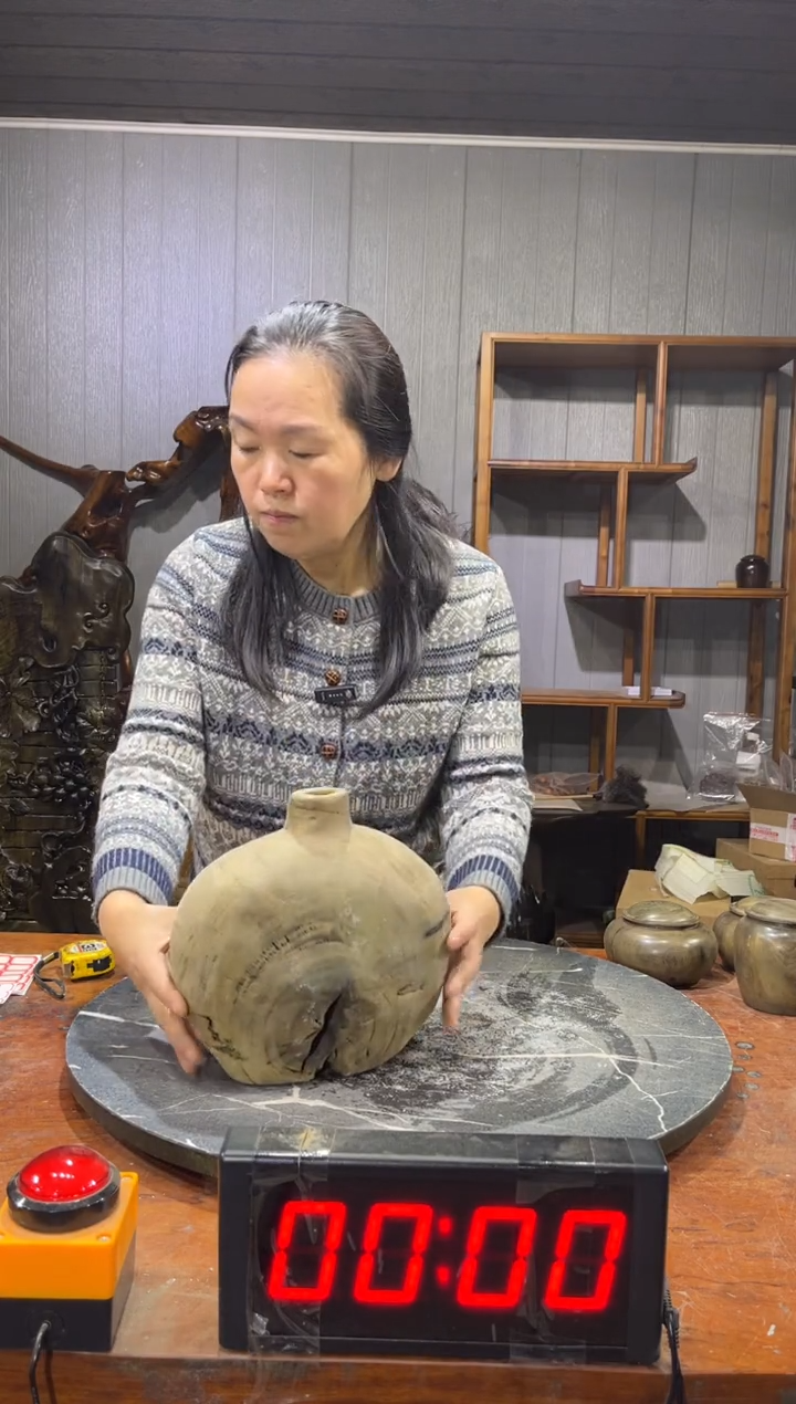 金丝楠I****g阴沉木花瓶摆件