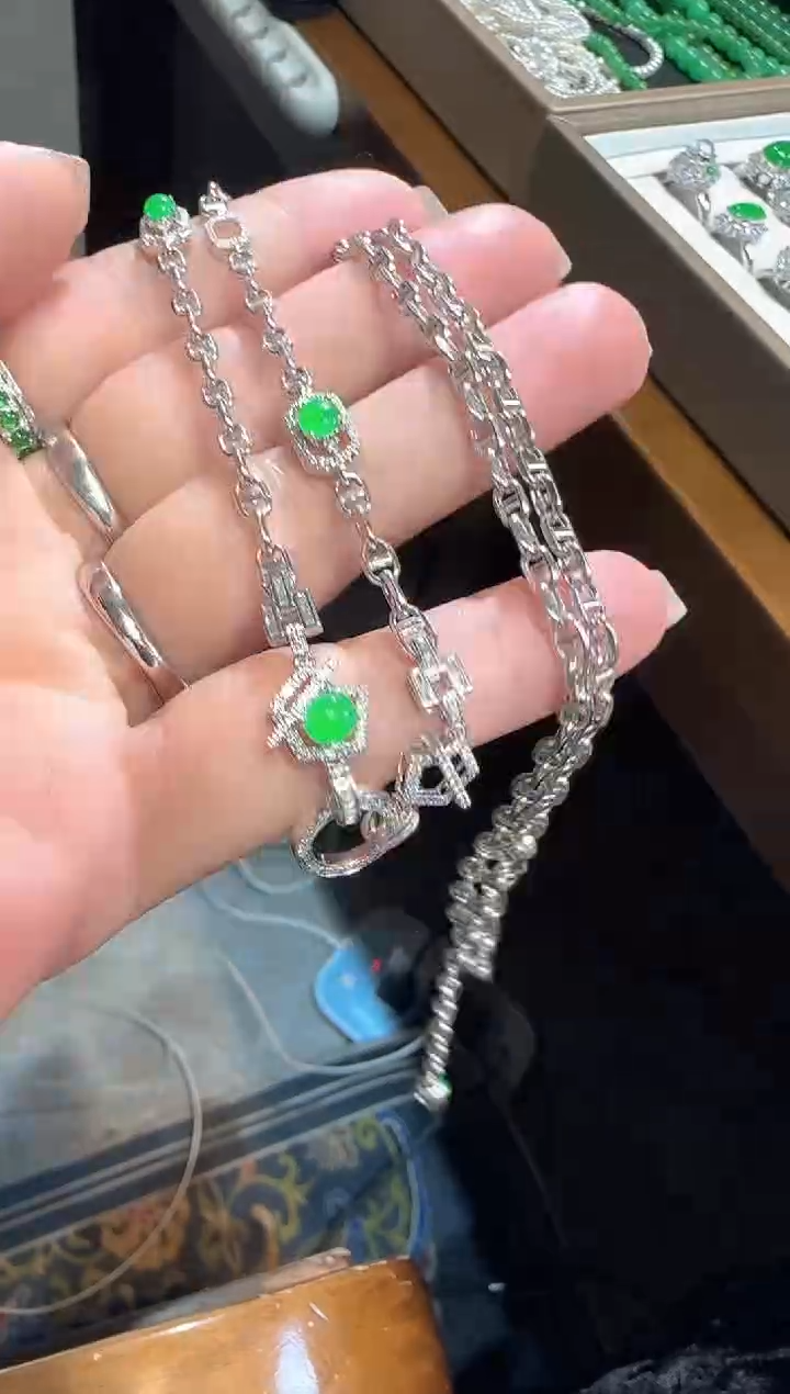 【闪购商品】翡翠颈饰18K金镶嵌蛋面