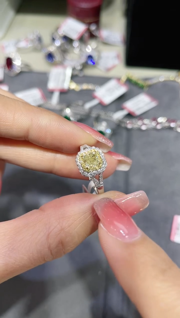 18K金镶嵌钻石戒指