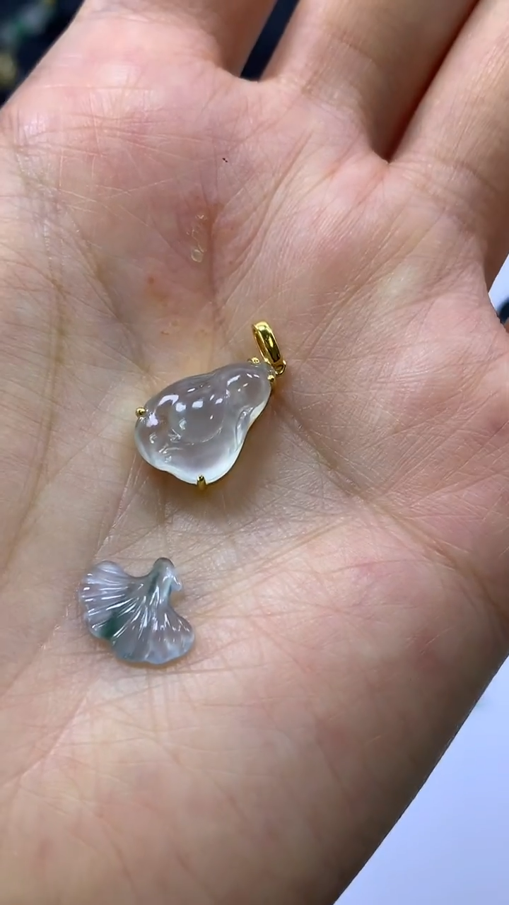 颈饰18K金镶嵌翡翠豆白菜