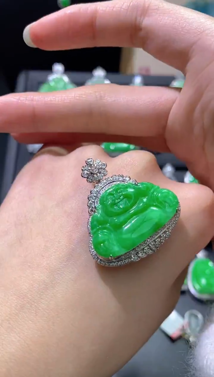 颈饰18K金镶嵌翡翠佛公